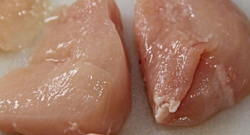 Salmonella w mięsie z popularnego marketu