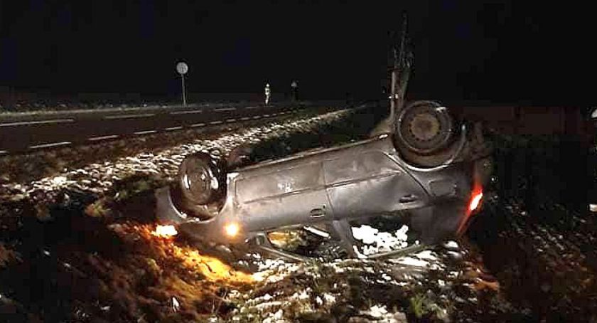Fiat dachował w rowie. Kierowca wybił szybę i uciekł