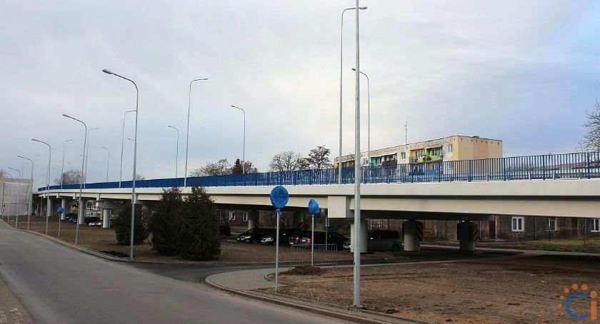 Chciał skoczyć z wiaduktu? Akcja policji i straży pożarnej w Ciechanowie