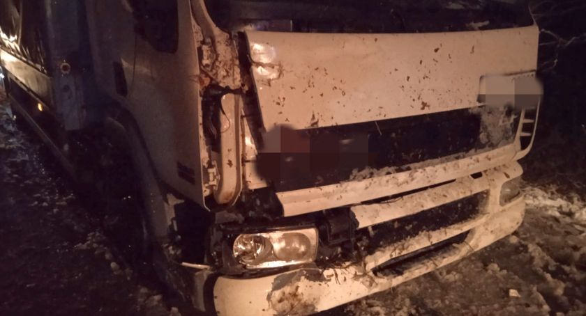 Uderzył w leżące na jezdni drzewo