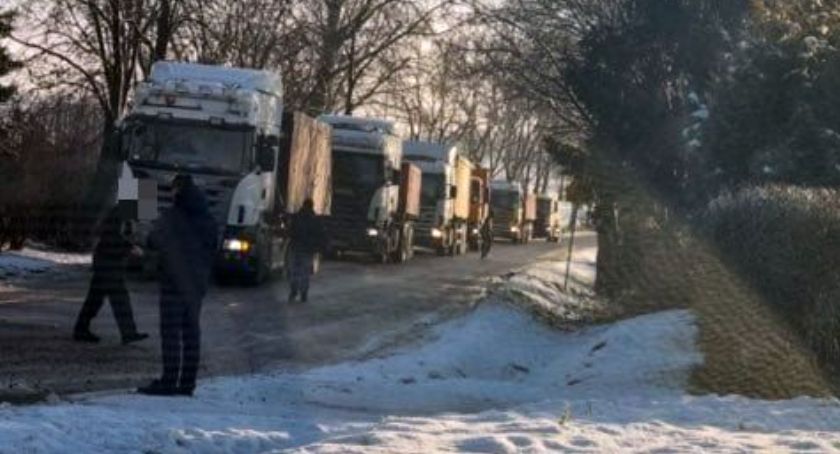 Wasze Info: Ciężarówki nie mogą pokonać śliskiej drogi pod Ciechanowem. Gdzie są drogowcy? [zdjęcia]