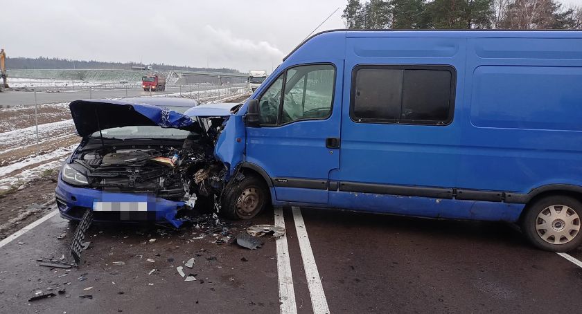 Bus uderzył w osobówkę