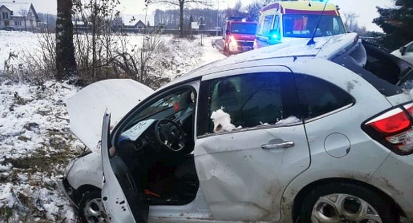 Dachował Citroen. Za kierownicą młoda kobieta [zdjęcia]