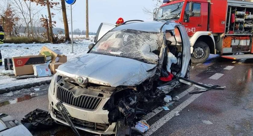 Skoda czołowo zderzyła się z ciężarówką. Policja o szczegółach wypadku w Gołotczyźnie [zdjęcia]