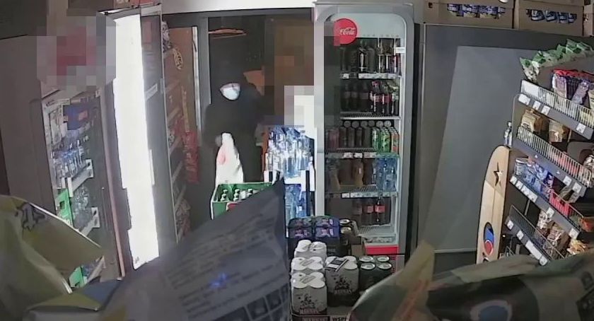 We dwóch włamali się do sklepu. Jest nagranie z monitoringu [wideo]