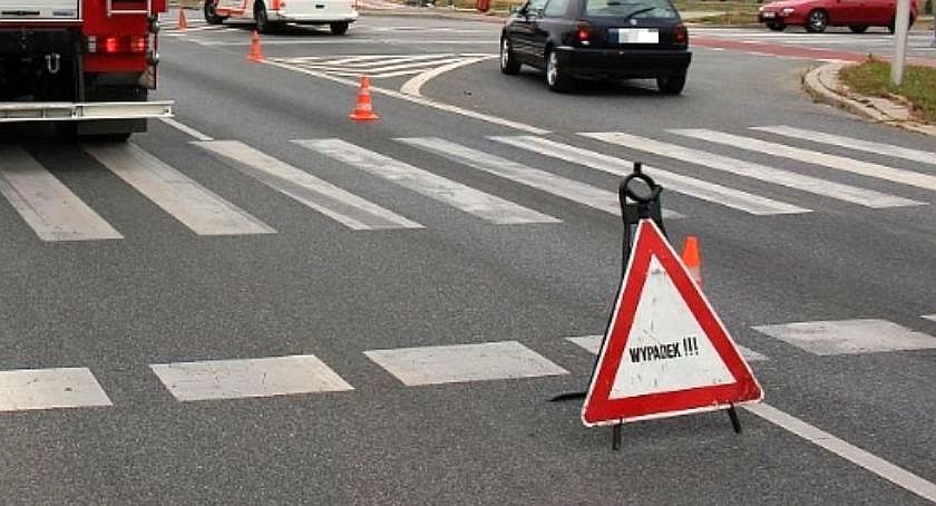 Omijał autobus i czołowo zderzył się z ciężarówką