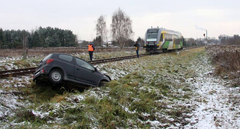 Tragiczny wypadek. Kobieta zginęła po zderzeniu auta z szynobusem