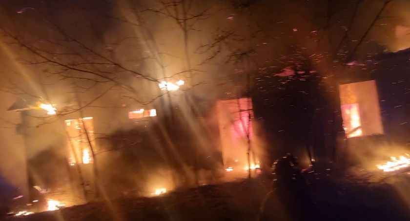 Przez ponad pięć godzin gasili pożar domu pod Ciechanowem [wideo/zdjęcia]