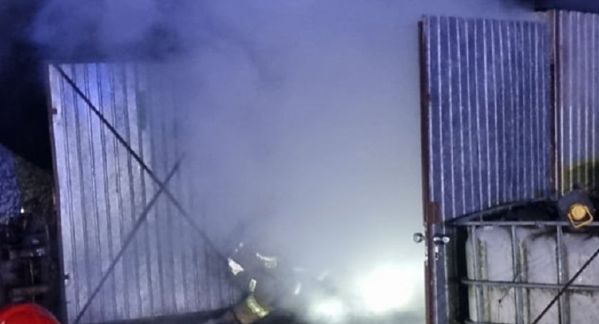 Pożar pod Ciechanowem. Auto zapaliło się w garażu [zdjęcia]