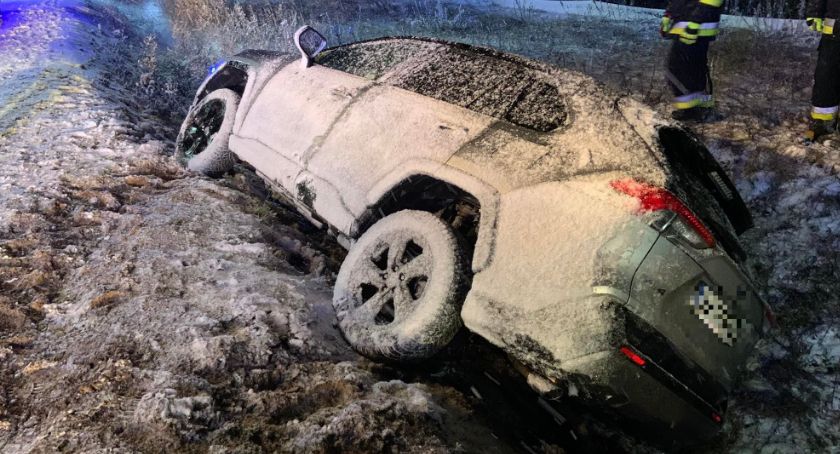 Toyota wpadła do rowu pod Glinojeckiem [zdjęcia]