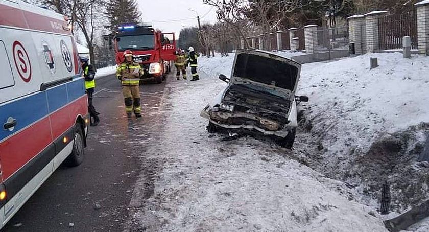 Seat wypadł z drogi w powiecie ciechanowskim
