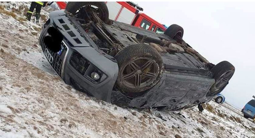 Audi wypadło z drogi i dachowało [zdjęcia]