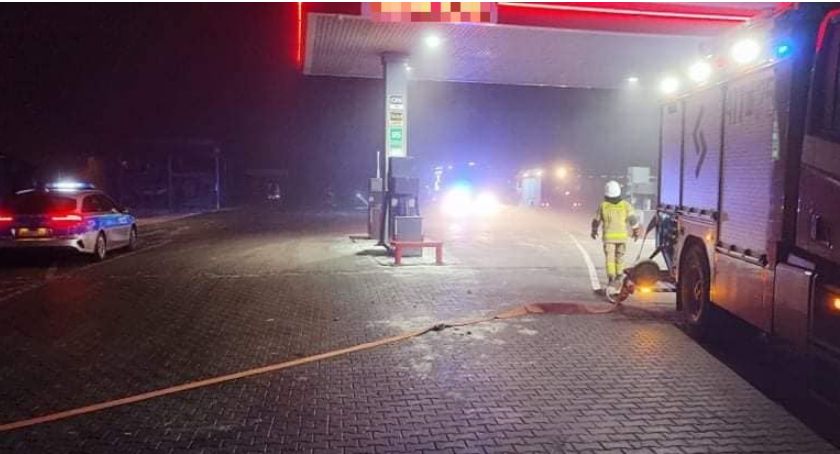 Uderzył w dystrybutor? Wyciek na stacji paliw i ewakuacja w Glinojecku [zdjęcia]