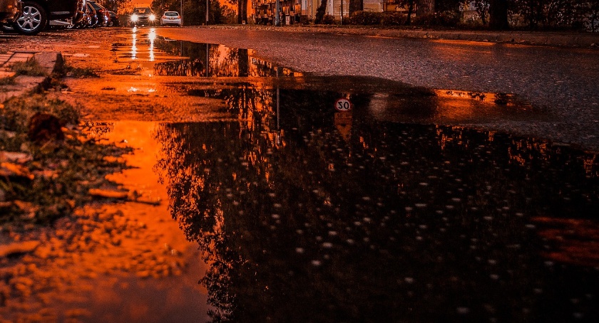 Kałuże utrudniają życie mieszkańcom jednej z ulic w Ciechanowie. Co na to ratusz?