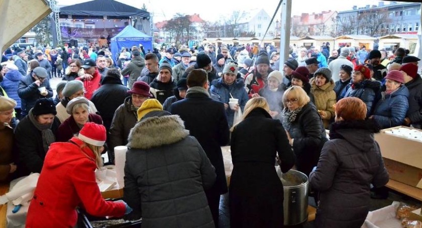 Wigilia dla mieszkańców, jarmark i koncert przed ciechanowskim ratuszem