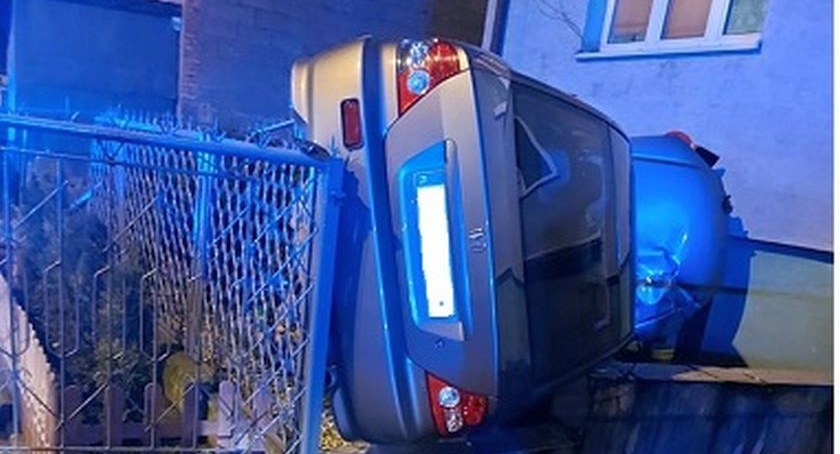 Honda wypadła z drogi i dachowała na prywatnej posesji [zdjęcia]