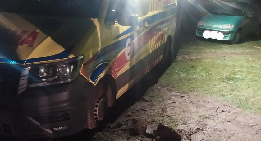 Karetka ugrzęzła w błocie. Pacjent musiał pilnie trafić do szpitala