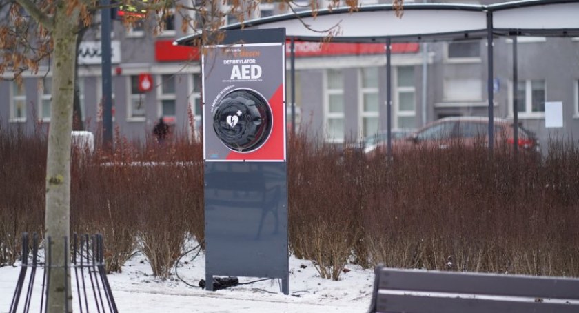 Na ulicach Ciechanowa pojawiły się defibrylatory