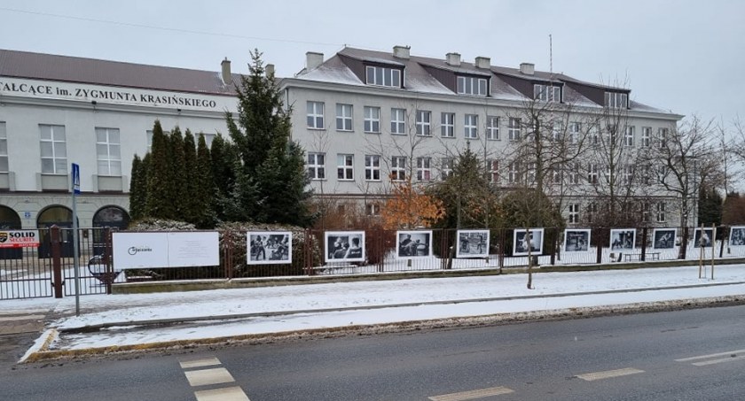 Wystawa plenerowa przed ciechanowskim liceum [zdjęcia]