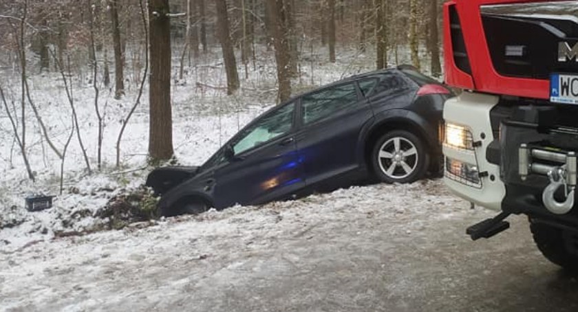 Osobówka wpadła do rowu pod Ciechanowem [zdjęcia]