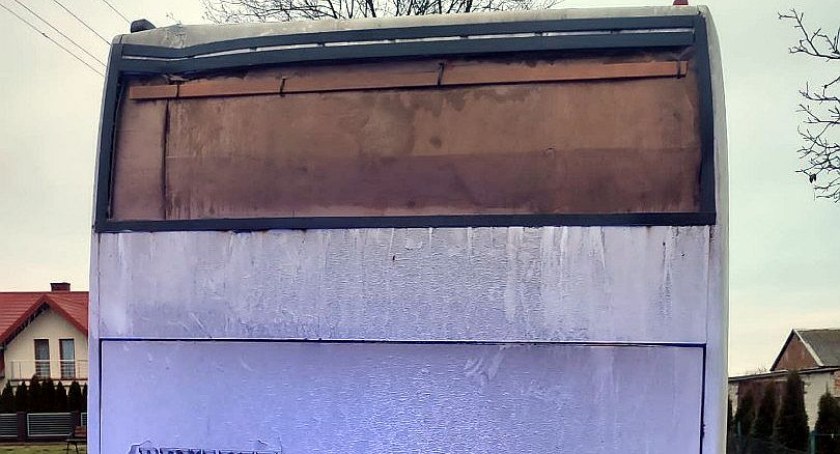 Karton zamiast szyby, fotele przewiązane taśmą. Takim autobusem wiózł dzieci do szkoły [zdjęcia]