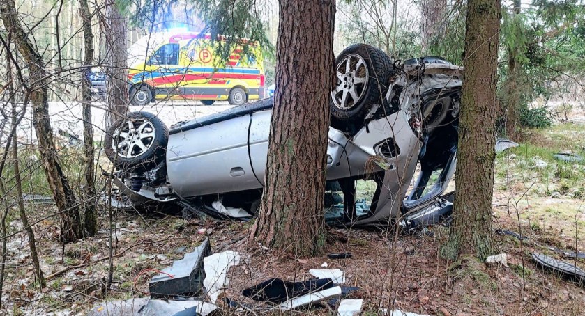 Nastolatek ciężko ranny po dachowaniu Audi [zdjęcia]