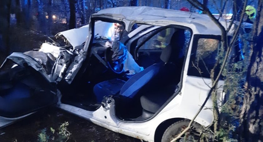 Fiat uderzył drzewo [zdjęcia]