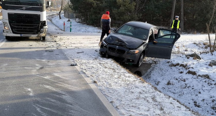 Zderzenie BMW z ciężarówką. Sprawca ukarany wysokim mandatem
