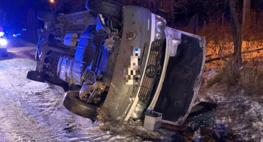 Bus z pasażerami przewrócił się na bok. Groźne zdarzenie w powiecie ciechanowskim [zdjęcia]