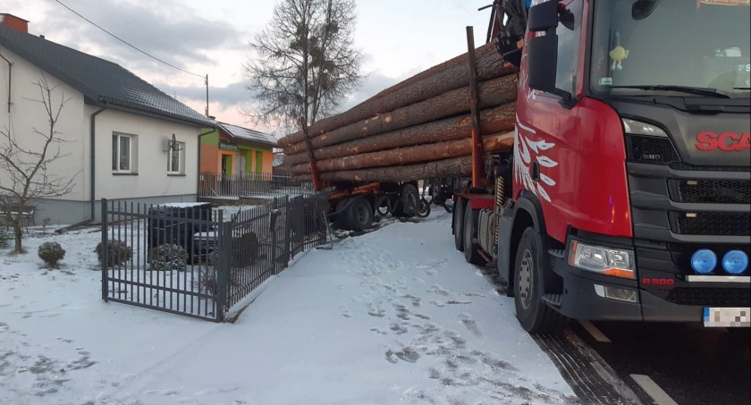 Ciężarówka uderzyła w ogrodzenie posesji [zdjęcia]