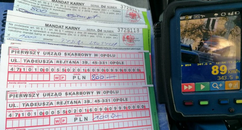 Wysokie mandaty dla 23-latka. Jechał za szybko i wyprzedzał na zakazie