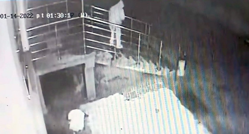 Policja z Ciechanowa szuka złodzieja. Ukradł poręcz sprzed budynku banku [wideo]