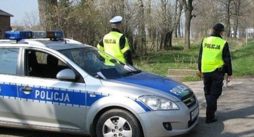 Wyprzedzał na zakręcie na oczach policjantów. Wpadł pod Ciechanowem