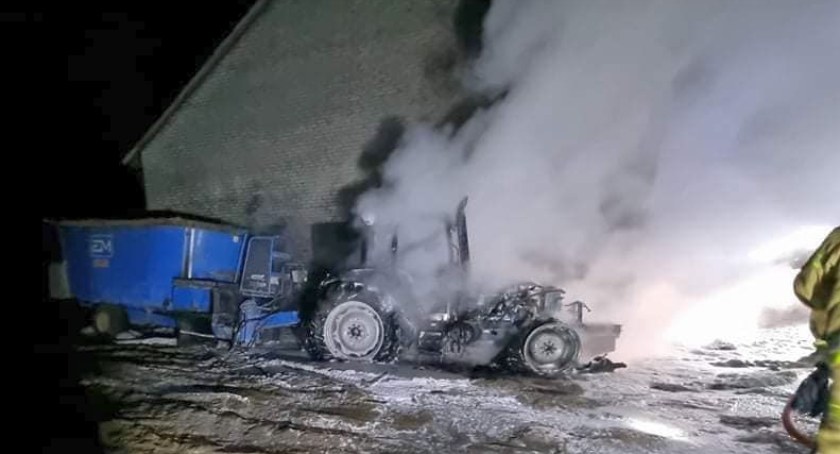 Pożar na posesji pod Ciechanowem [zdjęcia]