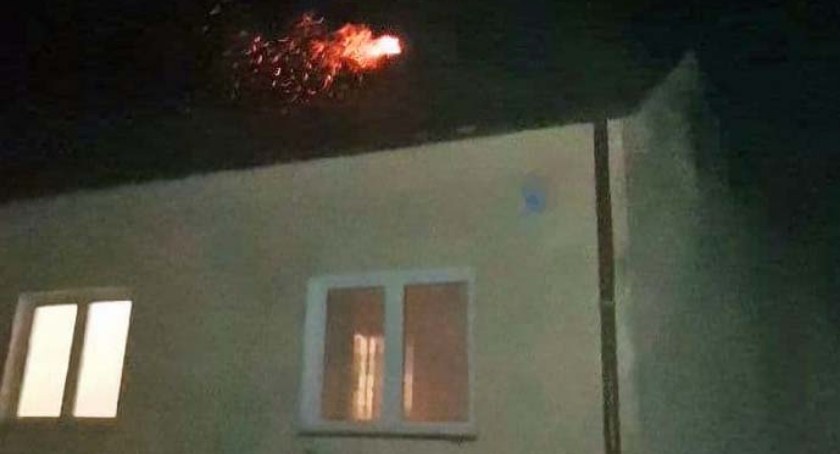 Gdy sprawdzali przebywających w kwarantannie, wybuchł pożar. Uratowali trzy osoby