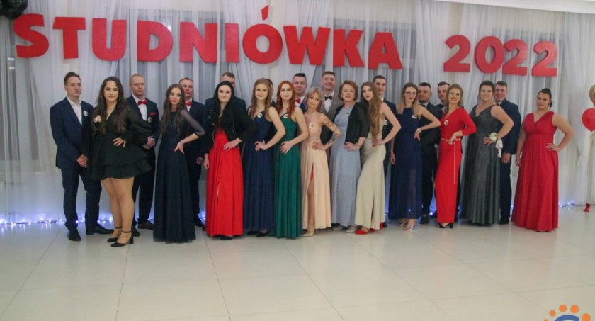 Studniówka 2022 w Zespole Szkół Technicznych w Ciechanowie [zdjęcia]