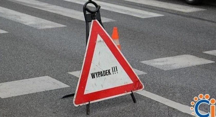 Uderzyła w latarnię na pętli miejskiej