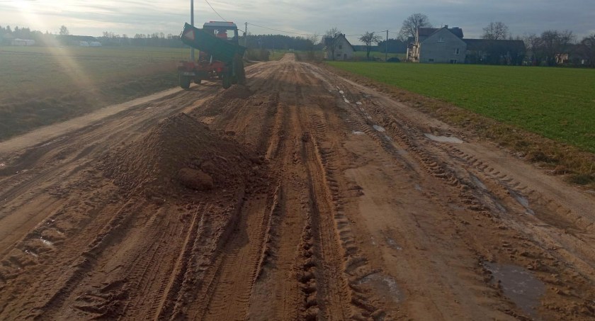 Poprawiają przejezdność drogi w powiecie ciechanowskim [zdjęcia]