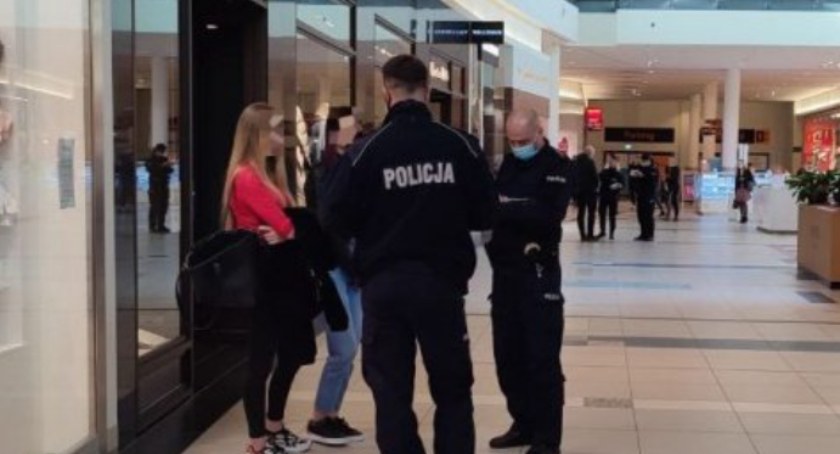 Ciechanowska policja codziennie kontroluje przestrzeganie obostrzeń