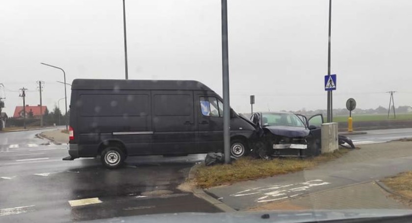 Zderzenie dostawczaka z osobówką na pętli miejskiej
