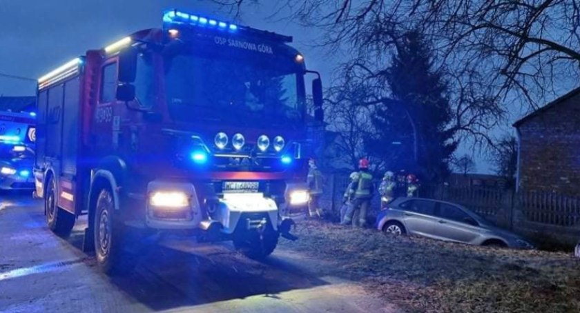 Młoda kobieta wjechała kradzionym autem do rowu w gminie Sońsk [zdjęcia]