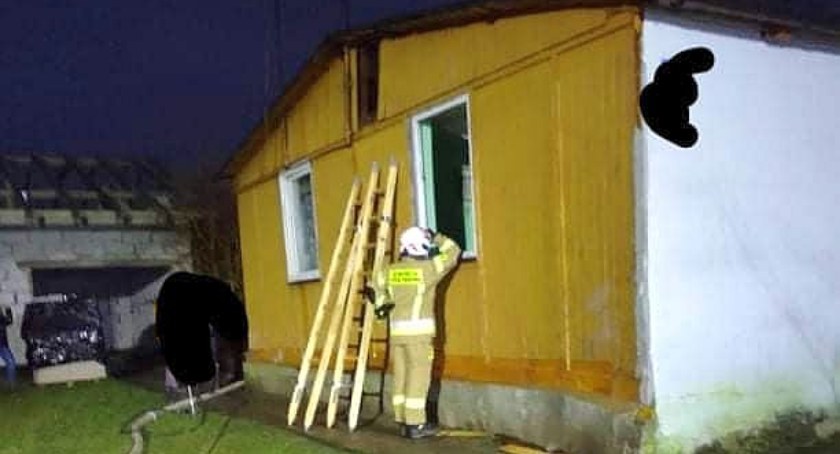 Pożar w budynku wielorodzinnym pod Ciechanowem 