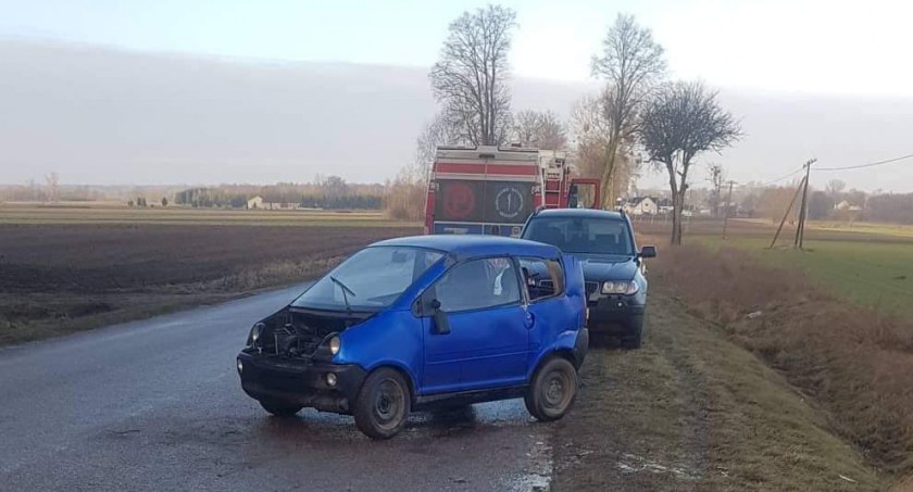 Wpadł w poślizg i uderzył w drzewo