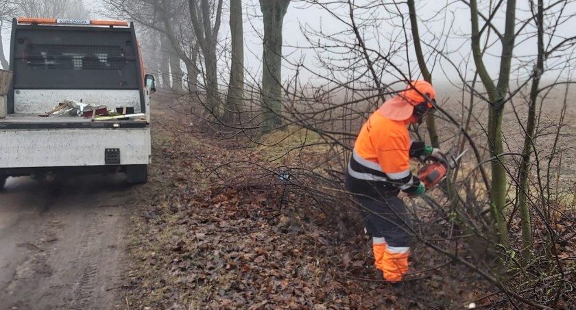 Łatają dziury, wycinają krzewy. Ruszyły prace porządkowe na drogach powiatowych