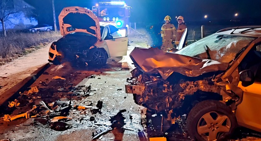 Czołowe zderzenie osobówek w gminie Ojrzeń