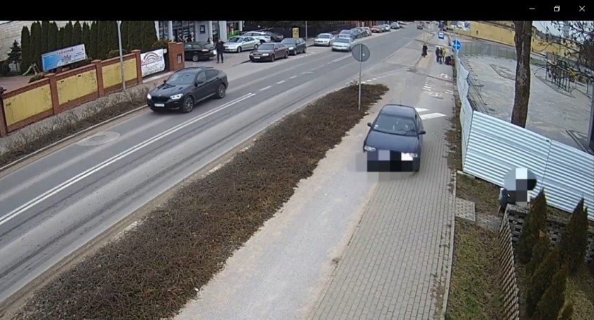 Dostawca posiłków zjechał rozpędzonym autem na chodnik [wideo]