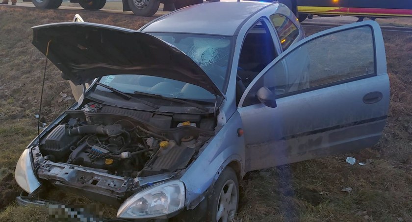 Opel wpadł do rowu. Młody kierowca był kompletnie pijany