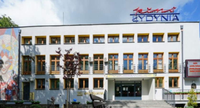 Rodzina w kinie i zajęcia plastyczne dla dzieci w Ciechanowie