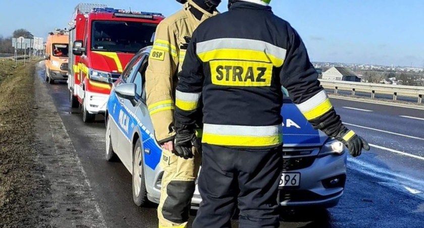 Zderzenie osobówek na skrzyżowaniu