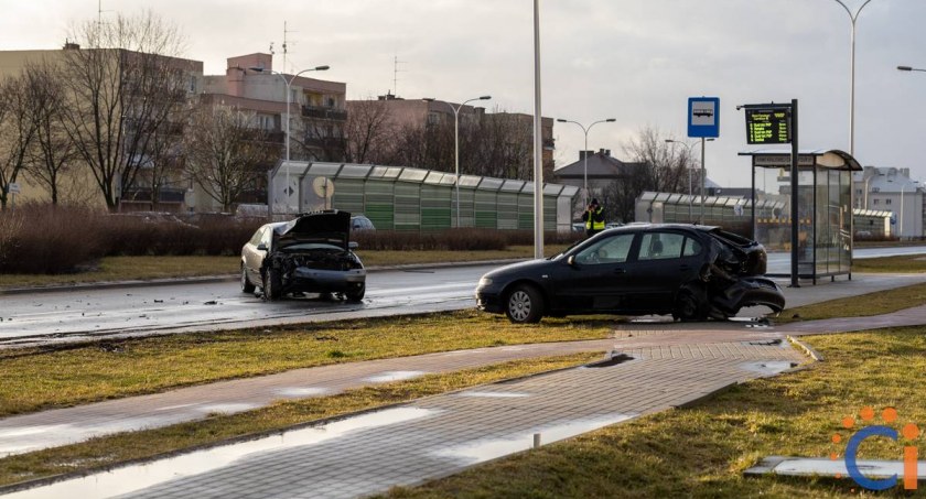 Poranne zderzenie osobówek w Ciechanowie. Sprawca był pod wpływem alkoholu [zdjęcia]